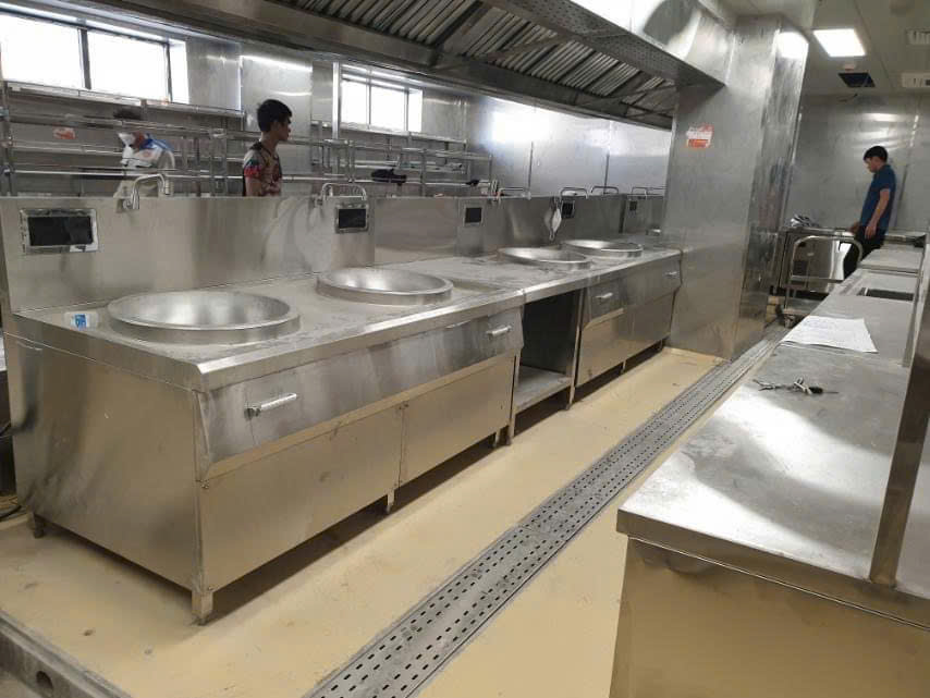 Khu ra món pass bếp nhà hàng Thành Vinh vận hành thực tế