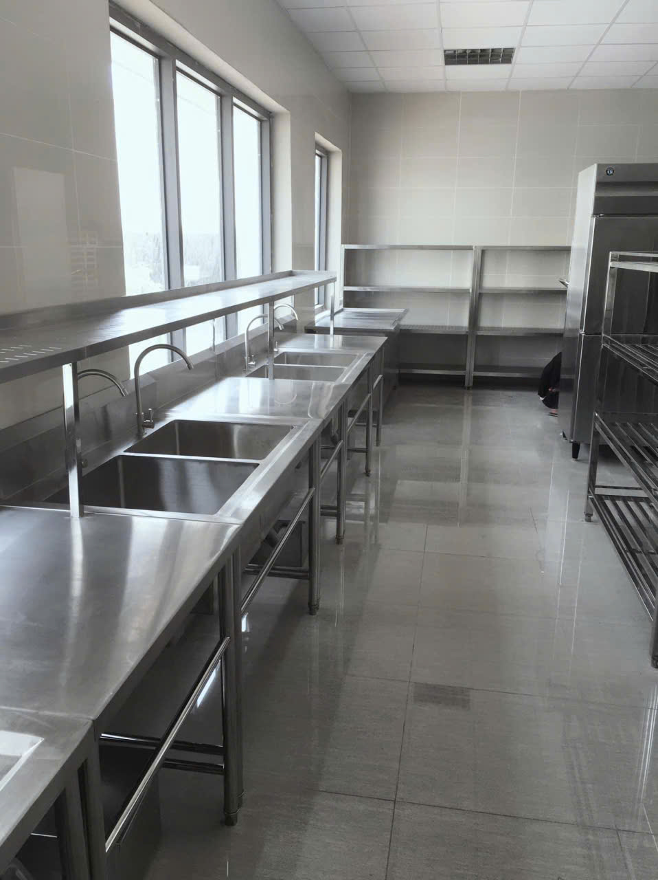 Khu rửa chén dây chuyền bồn nhiều ngăn căn tin nhà máy